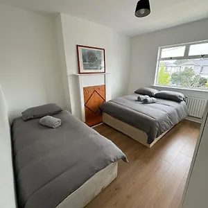 https://nice-triple-room-at-2-iveragh-4.dublin-hotelsweb.com